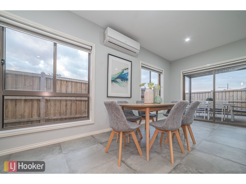 21 Roseneath Way, Mickleham VIC 3064