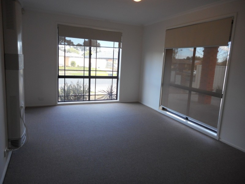 18 Newlyn Drive, Craigieburn VIC 3064