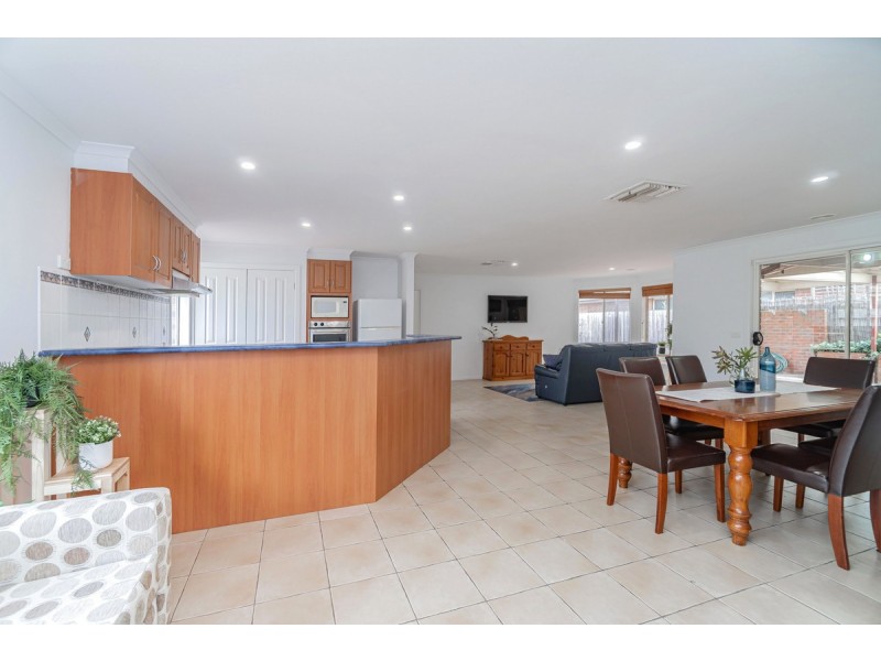 9 Lachlan Crescent, Roxburgh Park VIC 3064