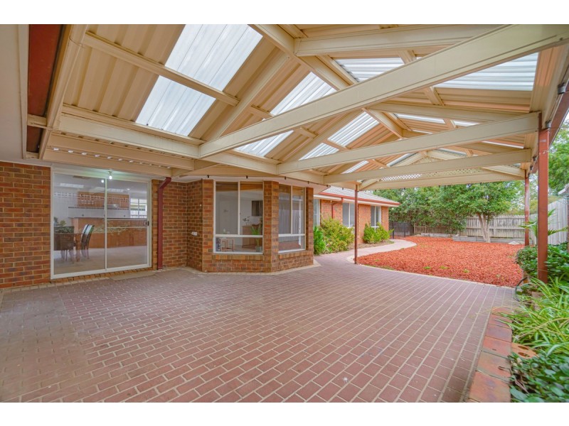 9 Lachlan Crescent, Roxburgh Park VIC 3064