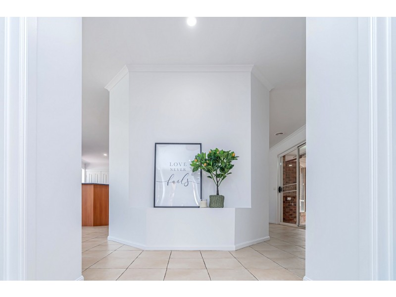 9 Lachlan Crescent, Roxburgh Park VIC 3064