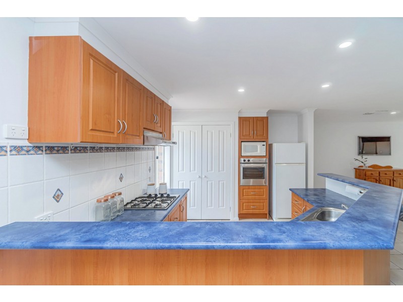 9 Lachlan Crescent, Roxburgh Park VIC 3064