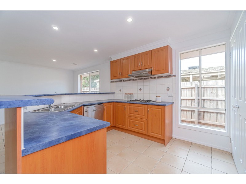 9 Lachlan Crescent, Roxburgh Park VIC 3064