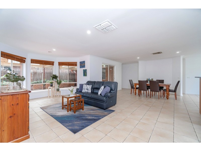 9 Lachlan Crescent, Roxburgh Park VIC 3064