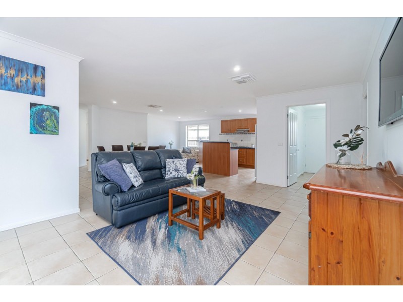 9 Lachlan Crescent, Roxburgh Park VIC 3064