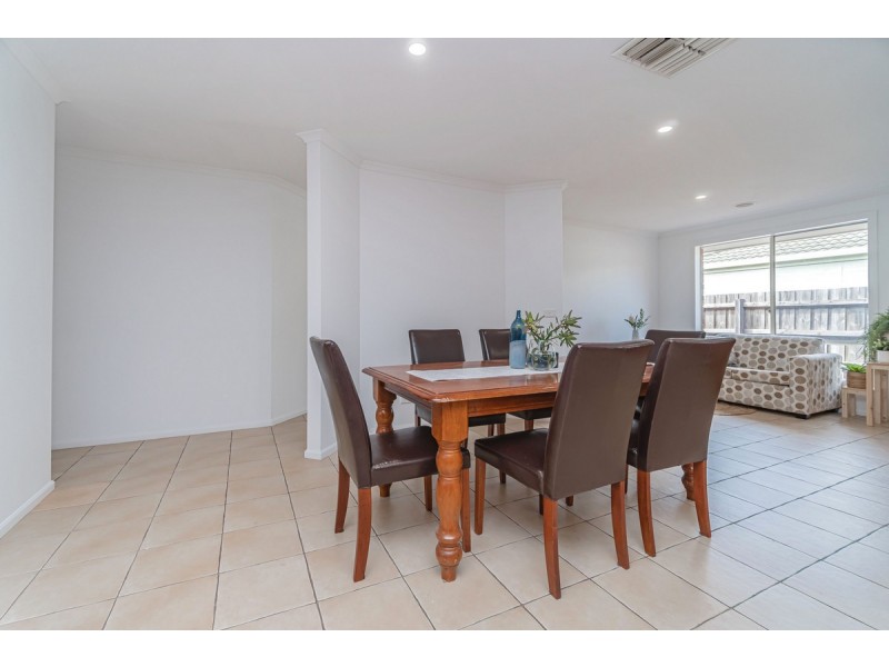 9 Lachlan Crescent, Roxburgh Park VIC 3064