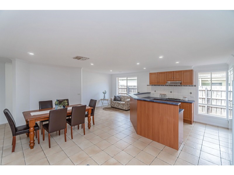 9 Lachlan Crescent, Roxburgh Park VIC 3064