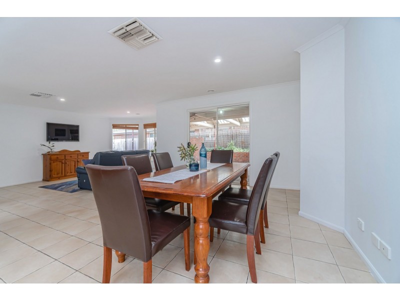 9 Lachlan Crescent, Roxburgh Park VIC 3064