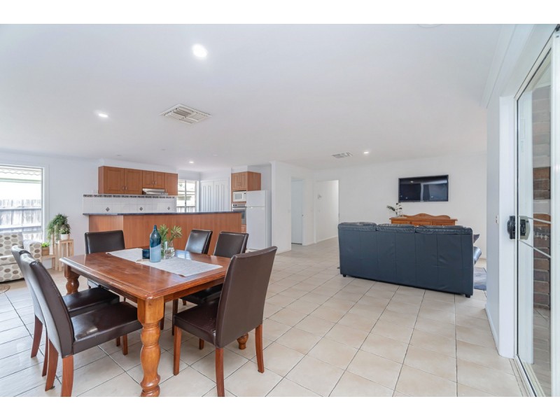 9 Lachlan Crescent, Roxburgh Park VIC 3064