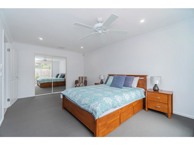 9 Lachlan Crescent, Roxburgh Park VIC 3064