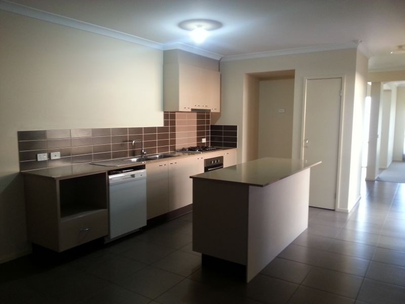 77 Newbury Blvd, Craigieburn VIC 3064
