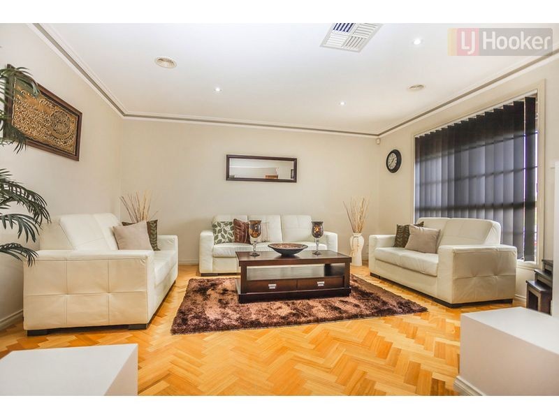 12 Woodside Way, Roxburgh Park VIC 3064