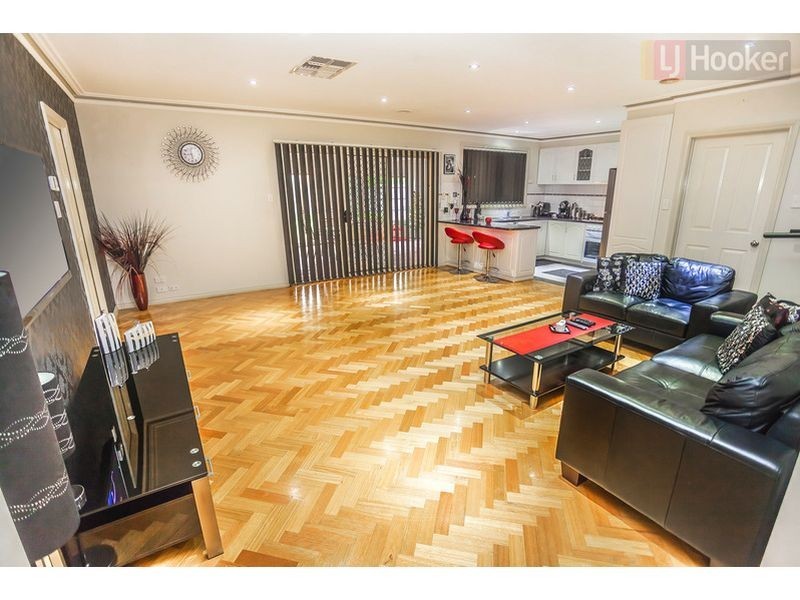 12 Woodside Way, Roxburgh Park VIC 3064