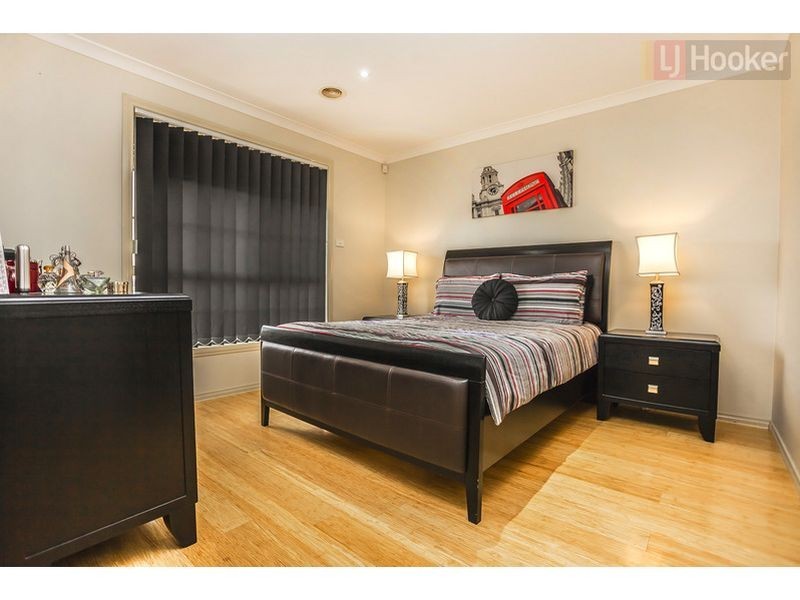 12 Woodside Way, Roxburgh Park VIC 3064