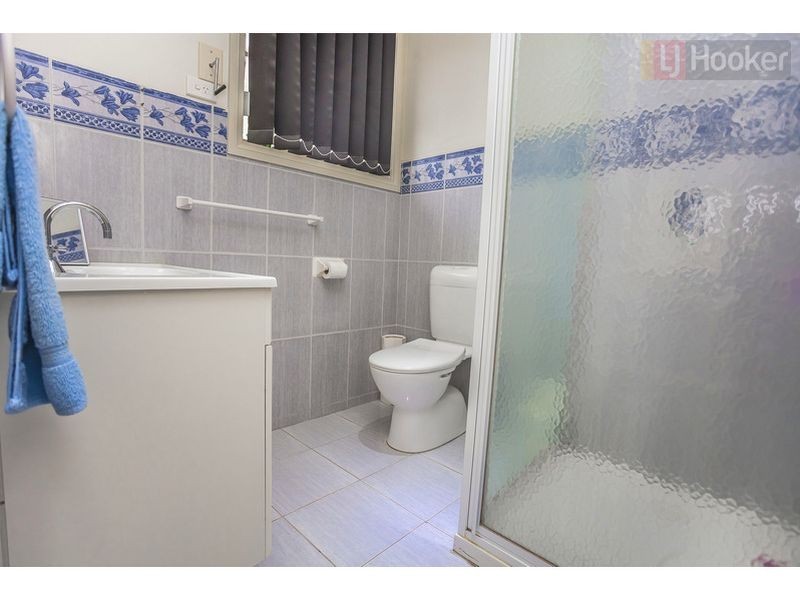 12 Woodside Way, Roxburgh Park VIC 3064
