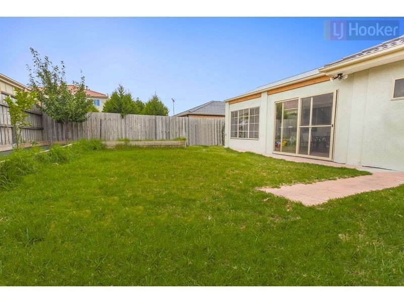 12 Woodside Way, Roxburgh Park VIC 3064
