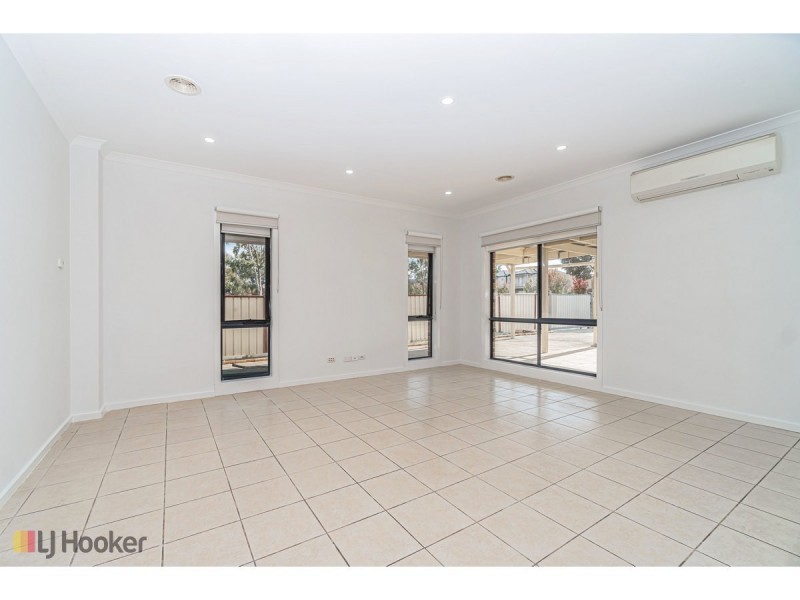 96 Hayfield Road, Roxburgh Park VIC 3064