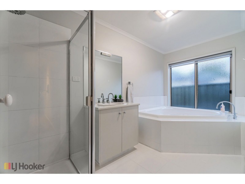 11 Studley Park Way, Craigieburn VIC 3064