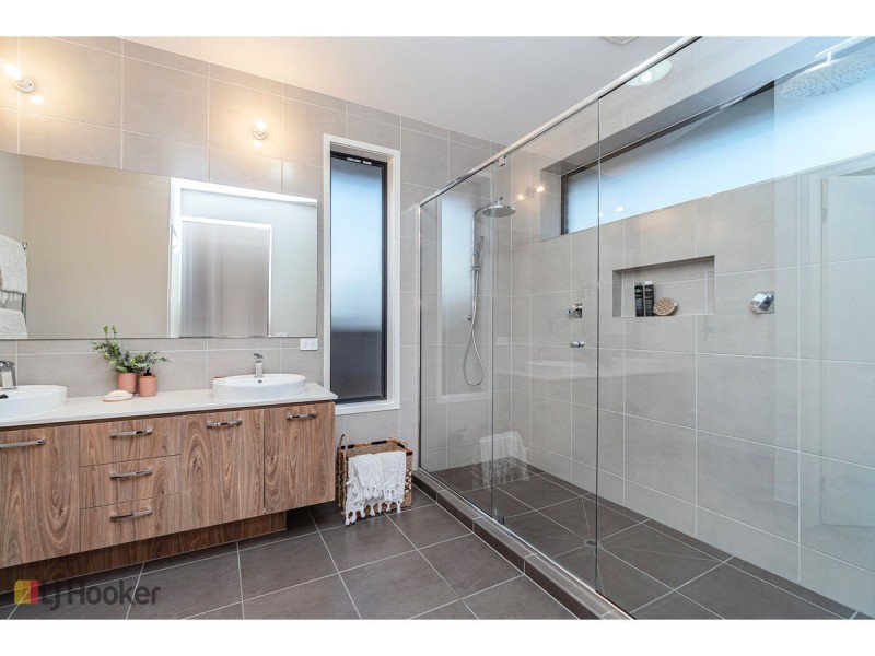 2 Littlewick Parade, Mickleham VIC 3064