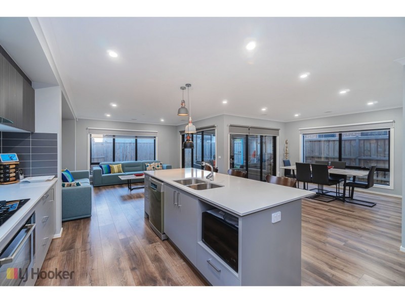 16 Dahlia Crescent, Mickleham VIC 3064