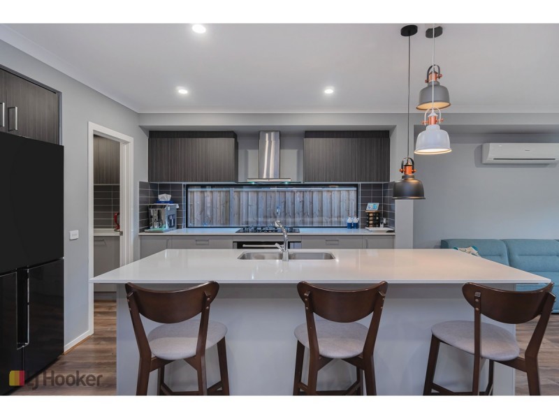 16 Dahlia Crescent, Mickleham VIC 3064