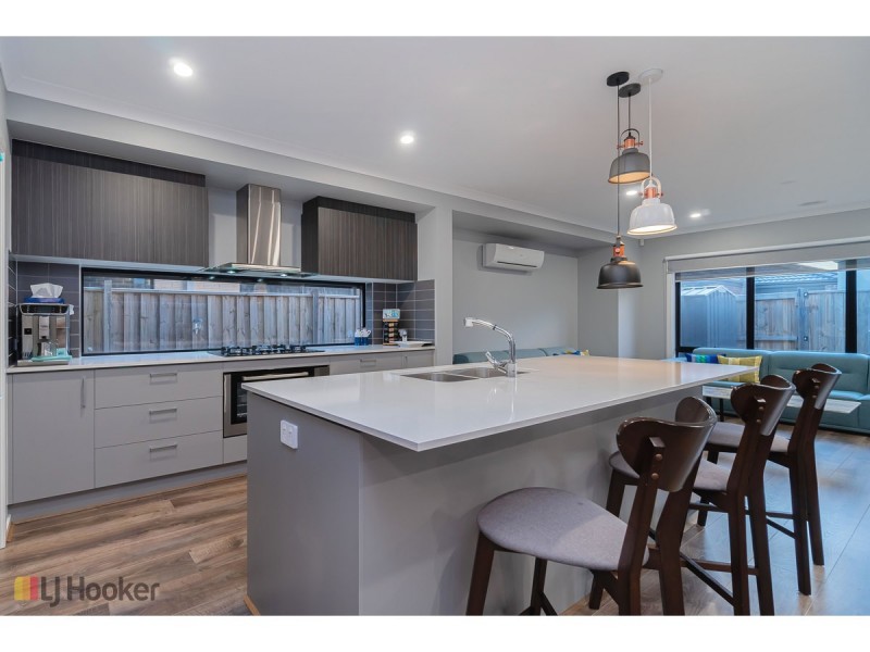 16 Dahlia Crescent, Mickleham VIC 3064