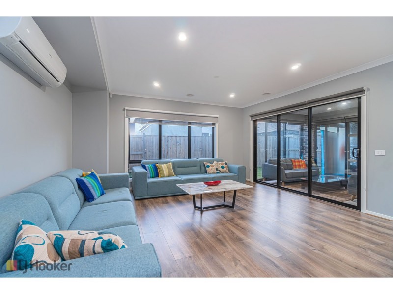 16 Dahlia Crescent, Mickleham VIC 3064