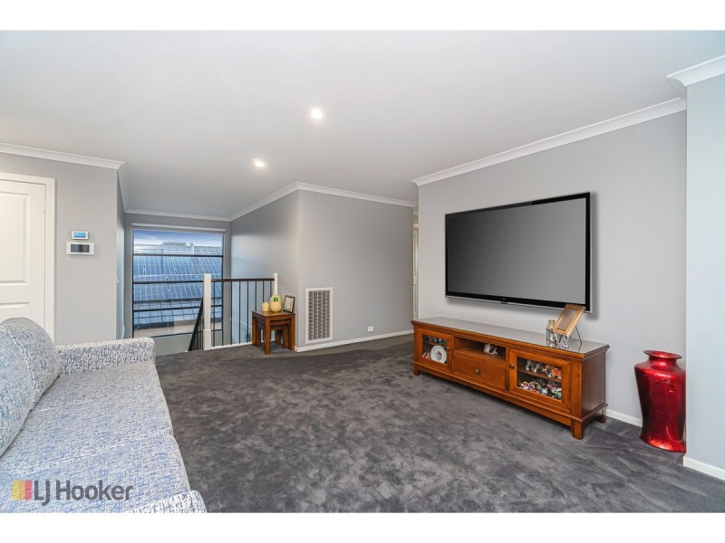 16 Dahlia Crescent, Mickleham VIC 3064