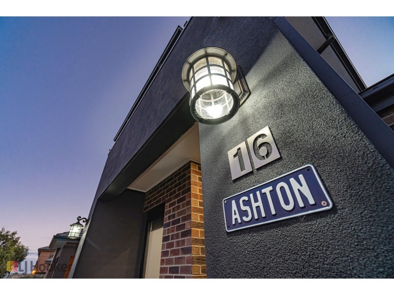 16 Dahlia Crescent, Mickleham VIC 3064