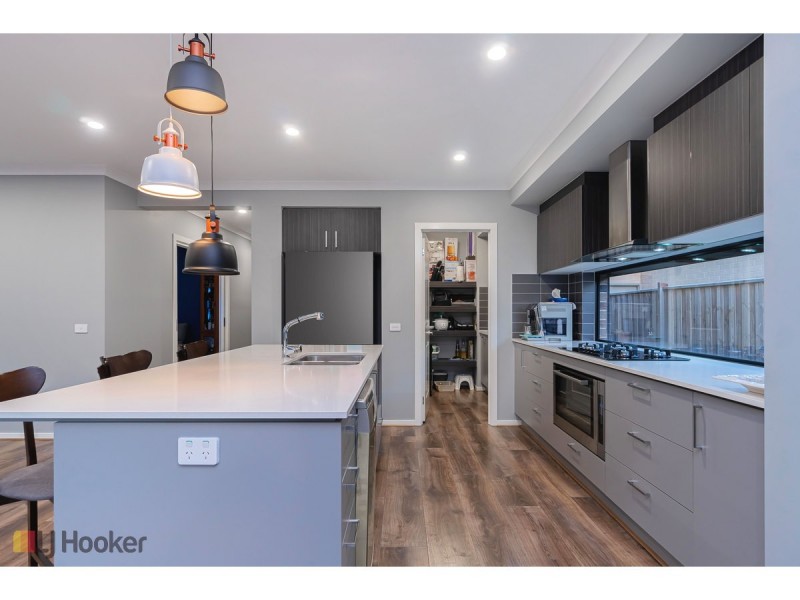 16 Dahlia Crescent, Mickleham VIC 3064