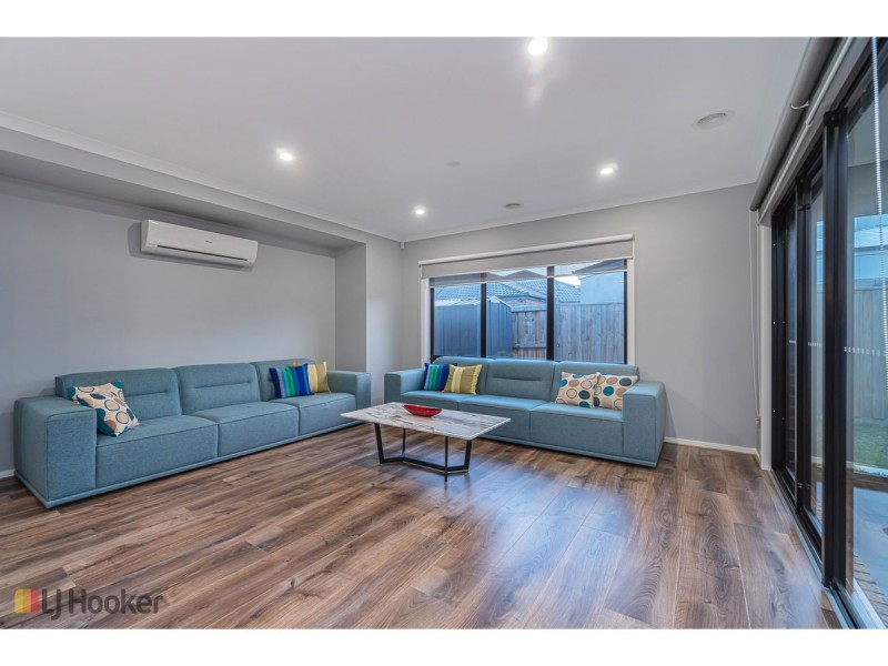 16 Dahlia Crescent, Mickleham VIC 3064