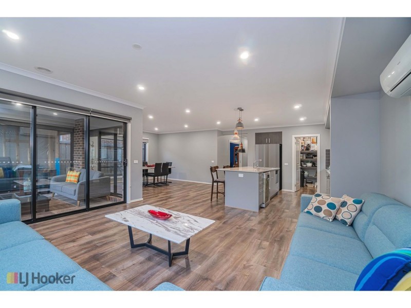 16 Dahlia Crescent, Mickleham VIC 3064