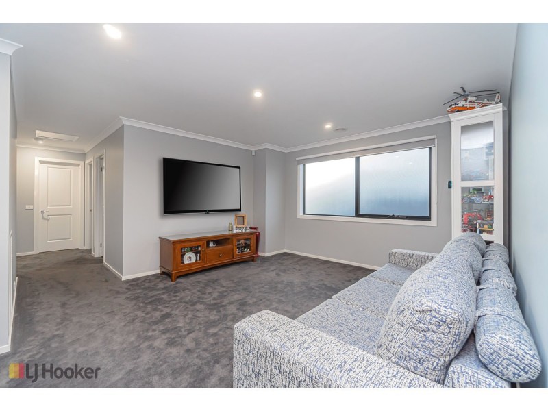 16 Dahlia Crescent, Mickleham VIC 3064