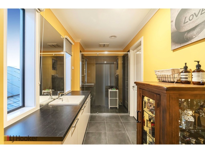 16 Dahlia Crescent, Mickleham VIC 3064