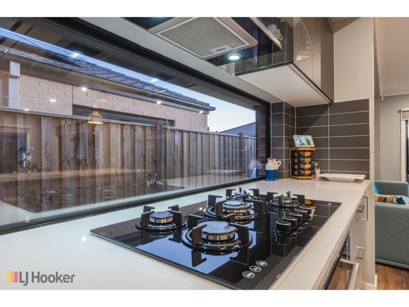 16 Dahlia Crescent, Mickleham VIC 3064