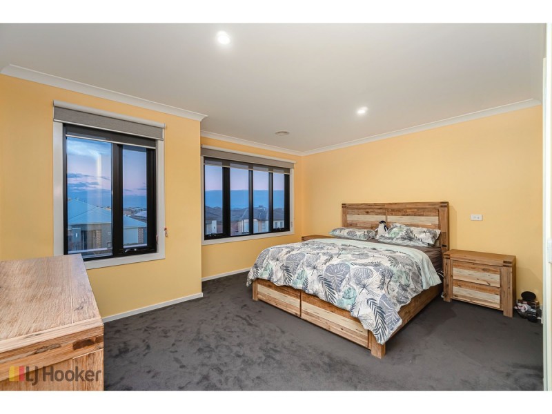 16 Dahlia Crescent, Mickleham VIC 3064