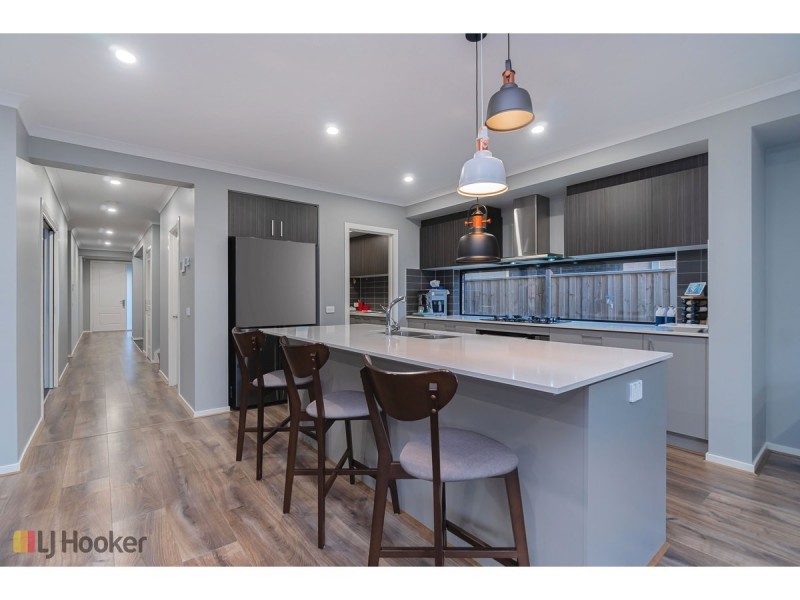 16 Dahlia Crescent, Mickleham VIC 3064