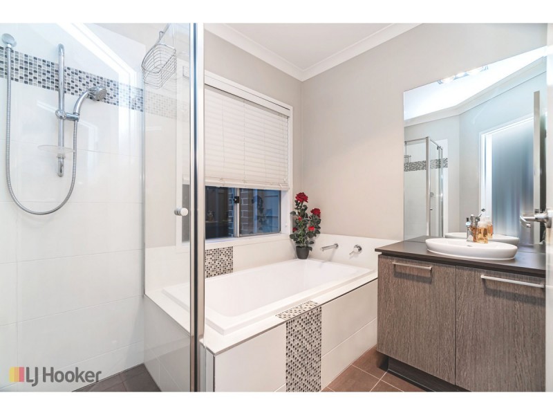 18 Rainham Avenue, Craigieburn VIC 3064