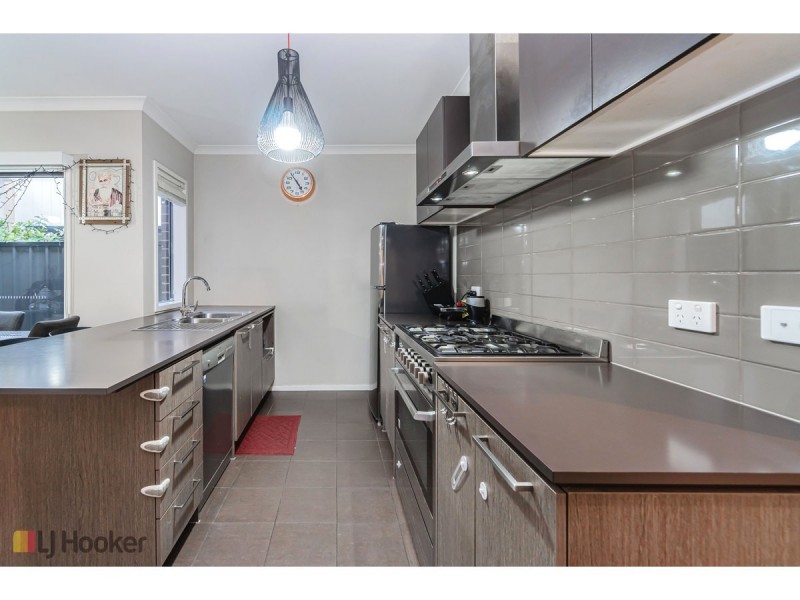 18 Rainham Avenue, Craigieburn VIC 3064