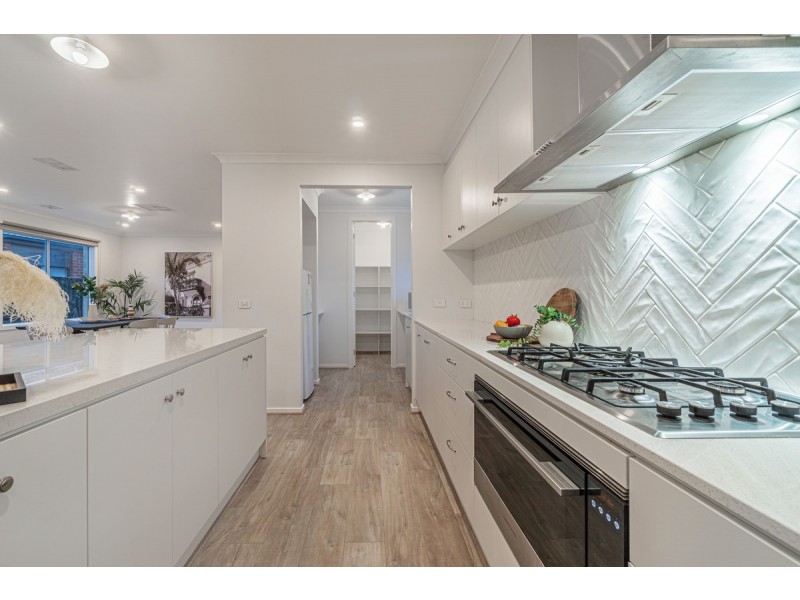 41 Angophora Crescent, Craigieburn VIC 3064