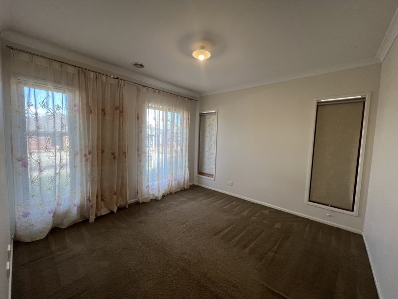 28 Oakgrove Drive, Craigieburn VIC 3064
