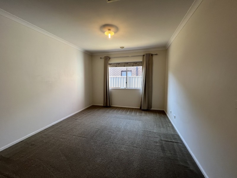 28 Oakgrove Drive, Craigieburn VIC 3064
