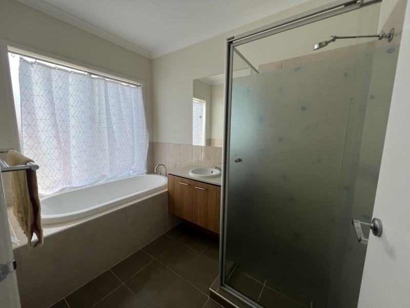 28 Oakgrove Drive, Craigieburn VIC 3064