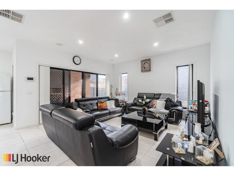 1 Hinter Way, Roxburgh Park VIC 3064