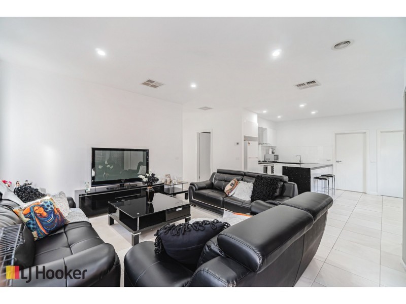 1 Hinter Way, Roxburgh Park VIC 3064