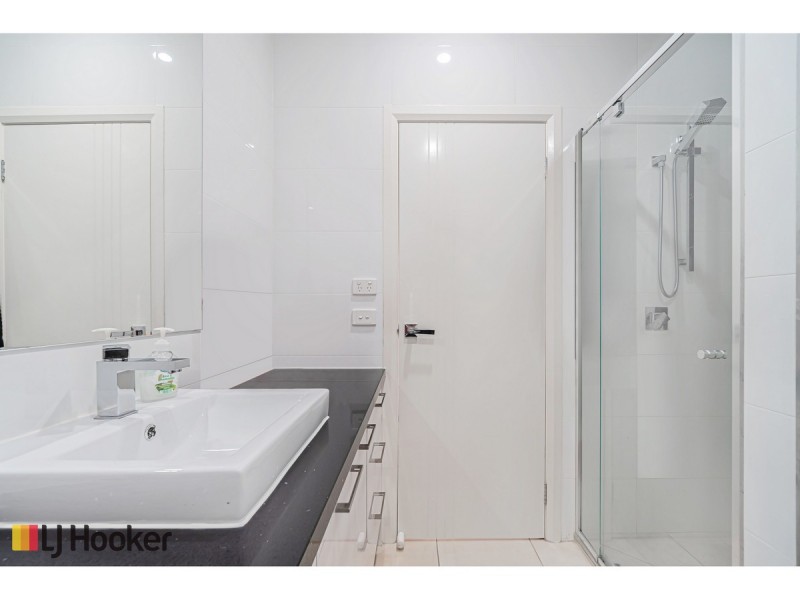 1 Hinter Way, Roxburgh Park VIC 3064