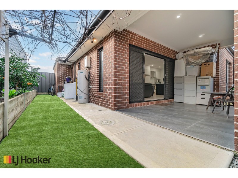1 Hinter Way, Roxburgh Park VIC 3064