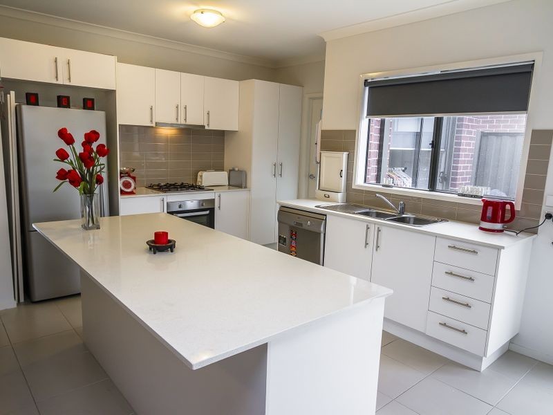 5 Rockwall Dr, Craigieburn VIC 3064