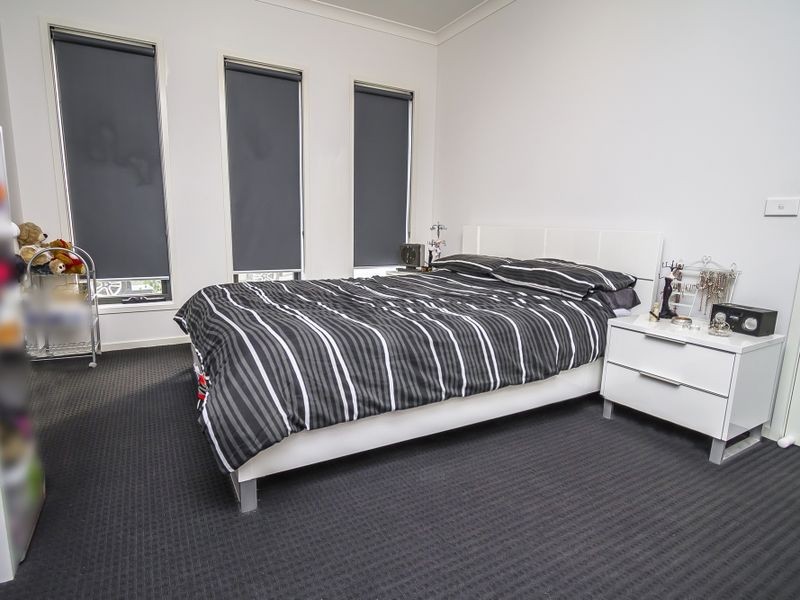 5 Rockwall Dr, Craigieburn VIC 3064