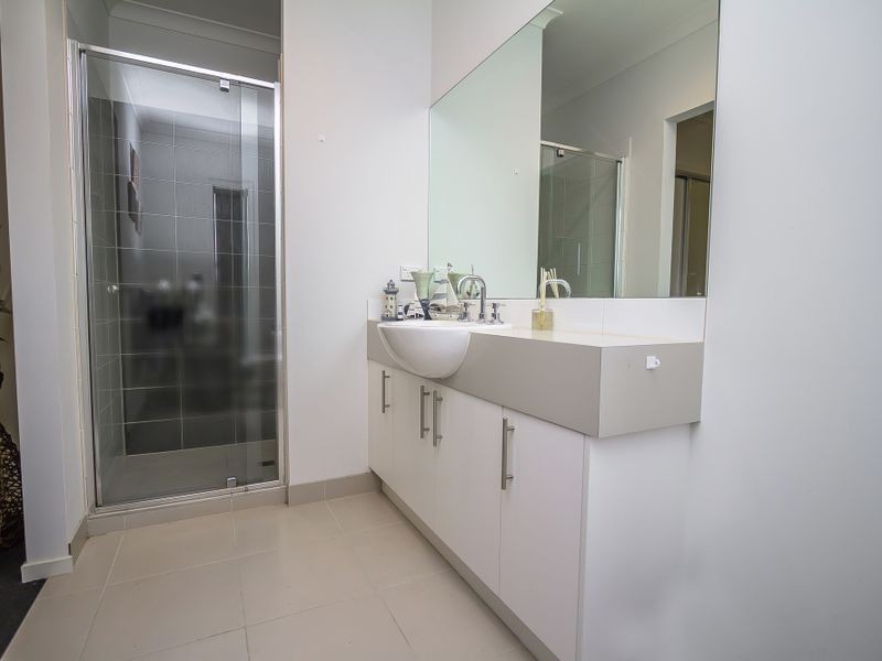 5 Rockwall Dr, Craigieburn VIC 3064